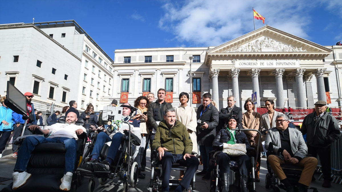 Representantes de ConELA en las puertas del Congreso con la nueva proposición de Ley ELA.